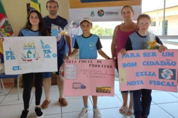 CONCURSO EDUCAÇÃO FISCAL, DA ESCOLA MUNICIPAL DE ENSINO FUNDAMENTAL MARIO QUINTANA APRESENTA OS TRÊS VENCEDORES.