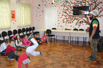 AULAS DE CAPOEIRA APRESENTAM UMA NOVA CULTURA PARA AS CRIANÇAS E JOVENS