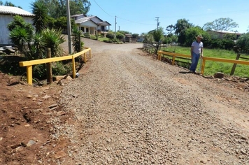 Prefeitura constrói ponte para evitar alagamentos