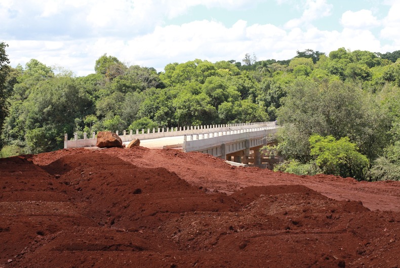 PONTE DO VAU GRANDE EM FASE  DE ATERRAMENTO.