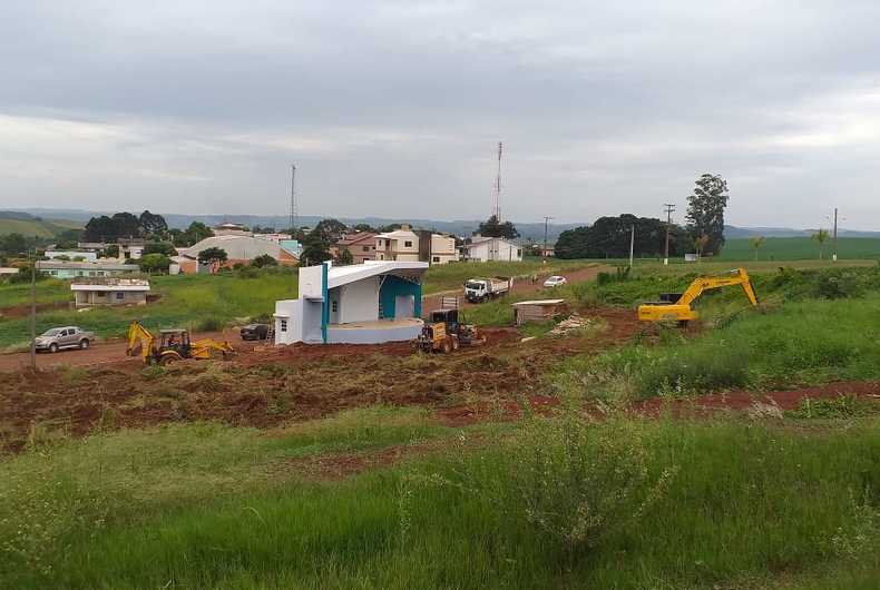 Terraplanagem em torno da concha acústica.