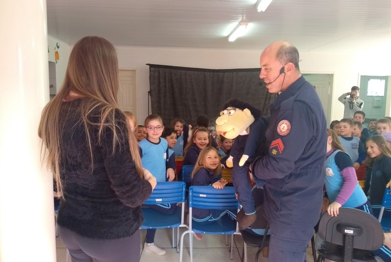 Corpo de Bombeiros de Erechim mistura música e brincadeiras para falar de prevenção nas escolas de Cruzaltense