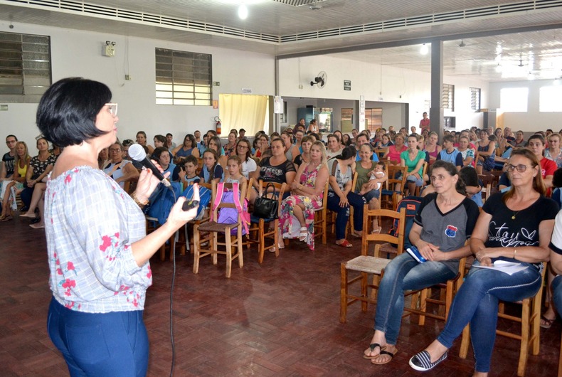 Educação reúne pais e alunos para refletir sobre aprendizagem e ensinamento.