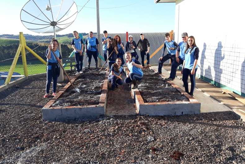 Alunos implantam horta em escola de Cruzaltense