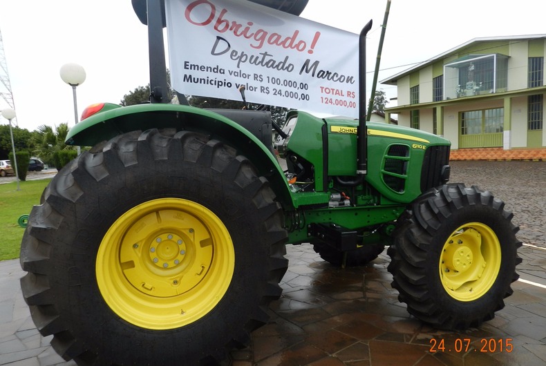 MUNICÍPIO RECEBE TRATOR AGRÍCOLA NOVO