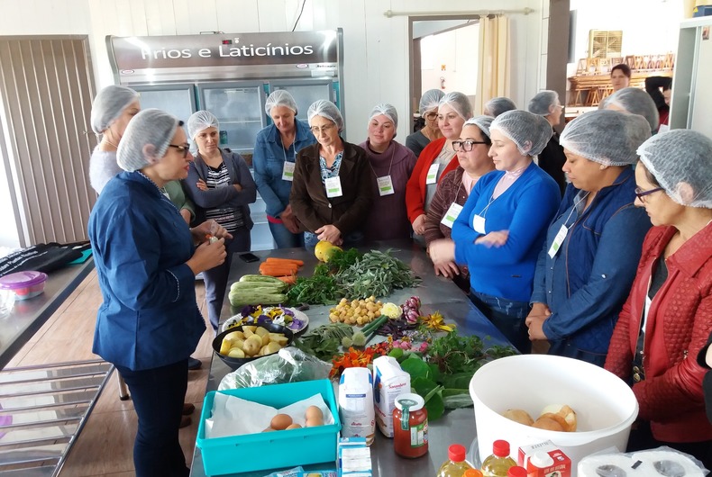 Prefeituras Municipais juntamente com as Secretarias de Educação promovem Formação das Manipuladoras de Alimentos