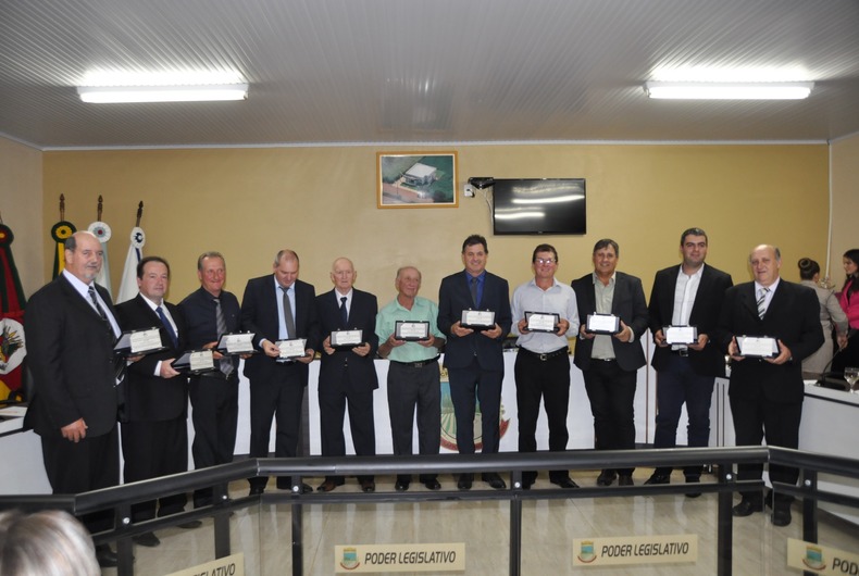 CAMARA DE VEREADORES DE CRUZALTENSE FAZ HOMENAGEM À PRIMEIRA GESTÃO