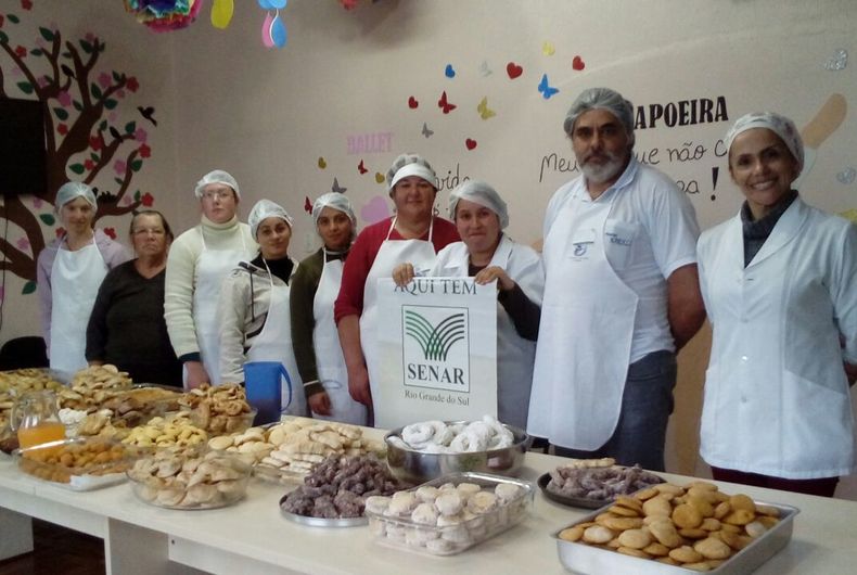 CRAS oferece curso de bolachas e salgados.